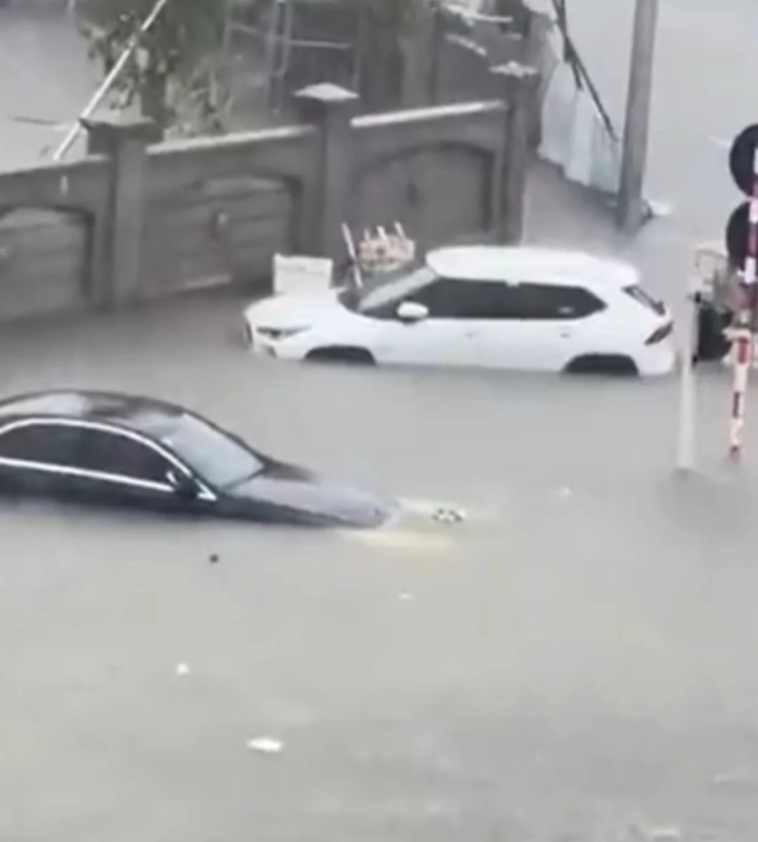Potop devastator: sunt morți. Imagini de la inundatiile din Nghe An