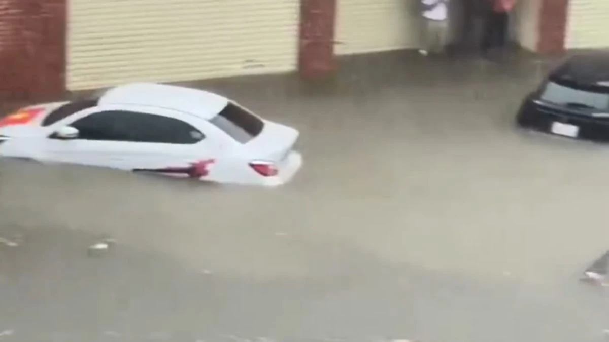 Potop devastator: sunt morți. Imagini de la inundatiile din Nghe An