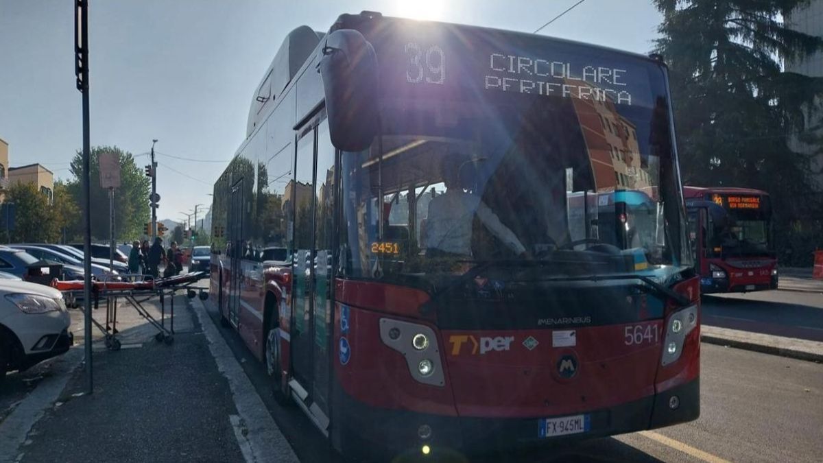 Włochy: Kierowca i pasażerki odebrały poród. Kobieta urodziła w miejskim autobusie