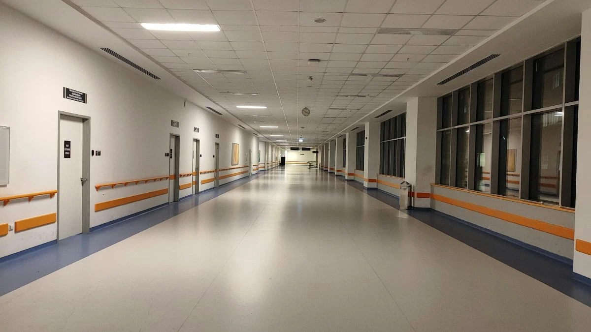 zgony pacjentów w brytyjskim szpitalu Foto: korytarz szpitalny