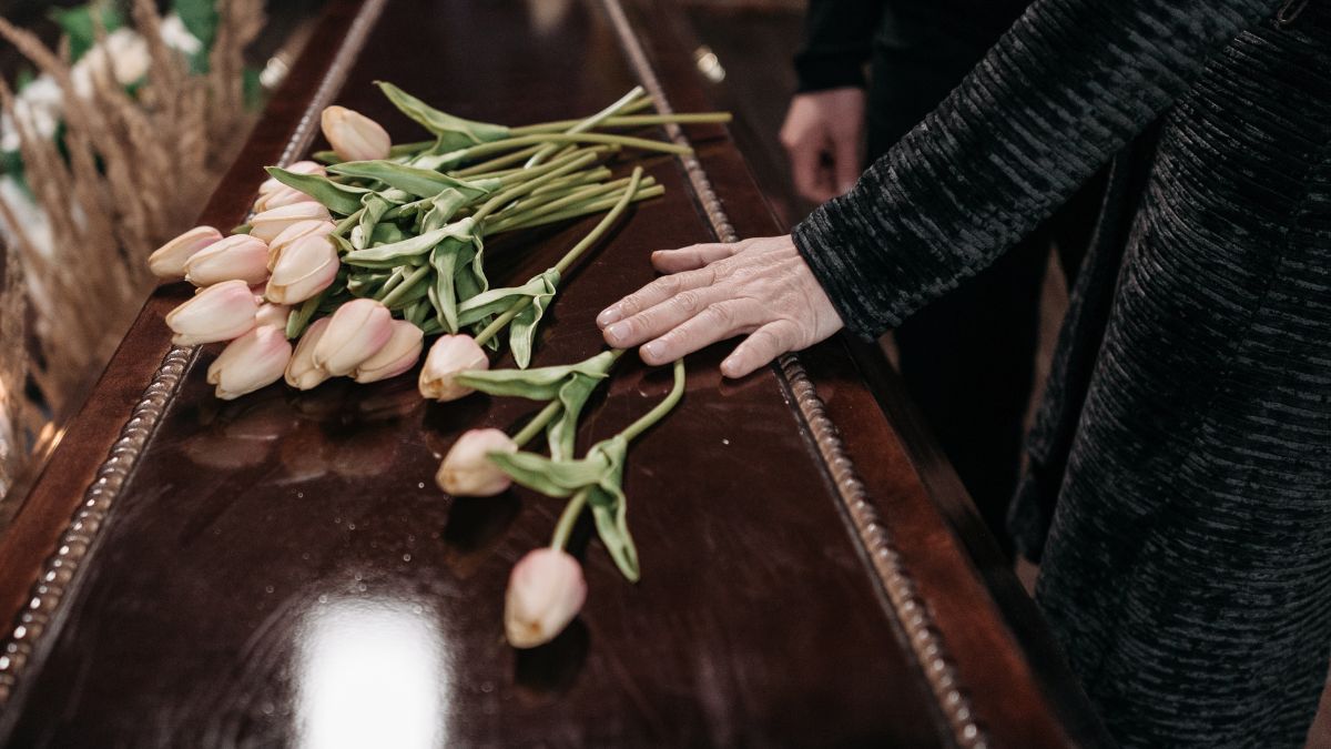 Przez trzy lata trzymał ciało matki w zamrażarce Foto: trumna 