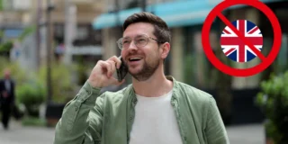 zmiany w roamingu w Wielkiej Brytanii Foto: osoba rozmawiajaca przez telefon na ulicy
