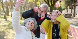 zniżki dla seniorów w Wielkiej Brytanii Foto: Trzech emerytów