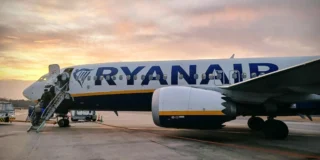 Ryanair wycofuje się z trzech dużych lotnisk w Europie Foto: samolot linii Ryanair