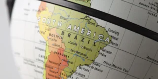 polski językiem urzędowym w Brazylii Foto: Ameryka Południowa na globusie