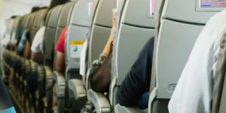 Dyskryminacja osób zmagających się z otyłością foto: wnętrze samolotu