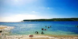 Zachwycająca europejska wyspa z błękitnym morzem Foto: plaża na Malcie