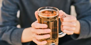 wiek w którym należy przestać pić alkohol Foto: mężczyzna trzymający kufel piwa