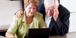 zmiana wieku emerytalnego w UK w 2026 Foto: para emerytów przed komputerem