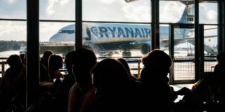 Ryanair wprowadził nowe mierniki bagażu. Czerwona linia decyduje, czy twój plecak poleci