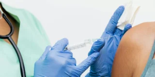 dane o zgonach i szczepieniach przeciwko Covid-19 Foto: lekarz wykonujący szczepienie