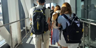 Zasady dotyczące ubioru w samolocie w 2026 roku Foto: pasażerowie czekający na wejście na pokład samolotu