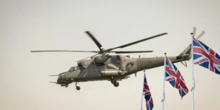 czy Wielka Brytania jest gotowa do wojny Foto: Helikopter i flagi Wielkiej Brytanii