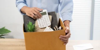 wzrost wieku emerytalnego w UK w 2026 Foto: pracownik pakujący swoje rzeczy do kartonu