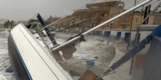 Malta zniszczona przez huragan Harry Foto: przewrócona łódź zniszczone nabrzeże Malty