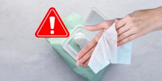 Pilne ostrzeżenie dotyczące popularnych chusteczek Foto: dłonie czyszczone chusteczkami nawilżanymi