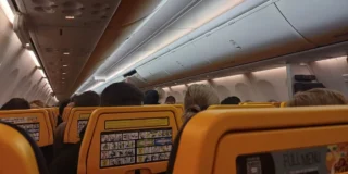 Mężczyzna kupił wszystkie zdrapki w samolocie Foto: wnętrze samolotu