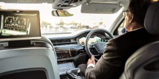 Jak ma działać system „pay-per-mile” Foto: kierowca siedzący w samochodzie