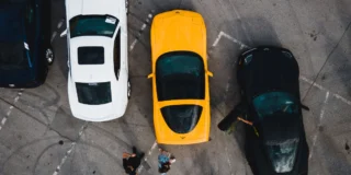 najwyższa stawka podatku za pierwszy rok rejestracji Foto: samochody na parkingu