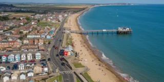 brytyjskie miasteczko idealne dla emerytów Foto: widok na nadmorskie miasteczko w UK