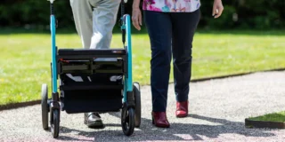 Pełna lista schorzeń uprawniających do PIP Foto: osoba poruszająca się z chodzikiem