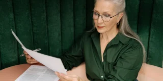 podatek od zagranicznej emerytury Foto: kobieta czytająca dokumenty