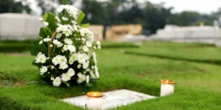 Szkocja legalizuje kremację wodną Foto: płyta nagrobna i kwiaty na cmentarzu