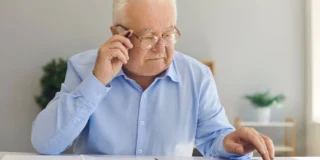 Wielka Brytania podnosi wiek emerytalny Foto: emeryt przeglądający coś na tablecie