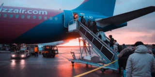 Najczęstsze powody odmowy wejścia na pokład Foto: pasażerowie wsiadający do samolotu