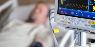 powikłania po szczepieniach przeciw Covid-19 Foto: mężczyzna na oddziale intensywnej terapii