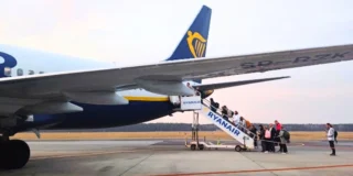 nowe połączenia Ryanair z UK do Polski Foto: pasażerowie wsiadający do samolotu