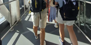 Wybór stroju na podróż samolotem Foto: pasażerowie wsiadający do samolotu