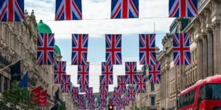 bank holiday 15 czerwca 2026 Foto: miasto udekorowane flagami Wielkiej Brytanii