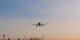 Brytyjska linia lotnicza bankrutuje Foto: samolot lądujący na lotnisku