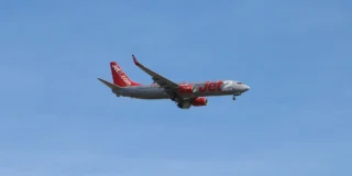 ojciec i syn uratowali lot przed awaryjnym lądowaniem Foto: samolot Jet2