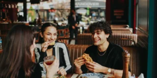 Popularny napój powiązany z nowotworami Foto: młode osoby w restauracji