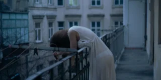 Tragiczna śmierć studentki po diecie wegańskiej Foto: kobieta wychylające się przez balkon