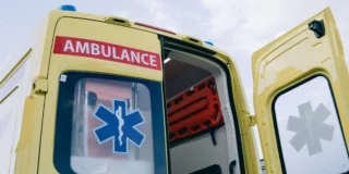 Trzyosobowa rodzina zginęła po upadku z 36. piętra wieżowca Foto: ambulans