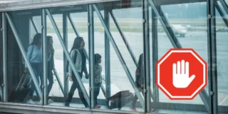 Nie wpuszczono jej do samolotu przez strój Foto: pasażerowie wsiadający przez rękaw na lotnisku
