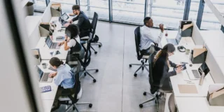 Wielka Brytania zmienia wiek emerytalny Foto: pracownicy biurowi przy komputerach