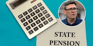 podatek od emerytury państwowej w Wielkiej Brytanii foto: zdjęcie premiera UK i kalkulator i napis state pension