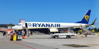 16 godzin opóźnienia lotu z Krakowa do Liverpoolu Foto: samolot Ryanair na lotnisku