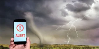 Met Office ostrzega przed najsilniejszym El Niño Foto: burza, tornado i alert na telefonie