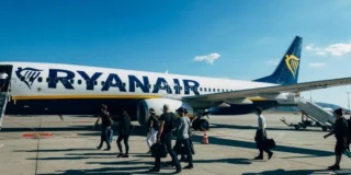 Ryanair uruchamia nowe połączenie z Polski do Wielkiej Brytanii. Loty już od października Foto: pasażerowie wsiadający do samolotu Ryanair