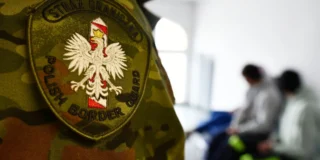 Polak wracający z Anglii zatrzymany na lotnisku w Katowicach. Po kontroli dokumentów trafił do więzienia Na zdjęciu. Elementy umundurowania funkcjonariusza Straży Granicznej. Fot. Straż Graniczna